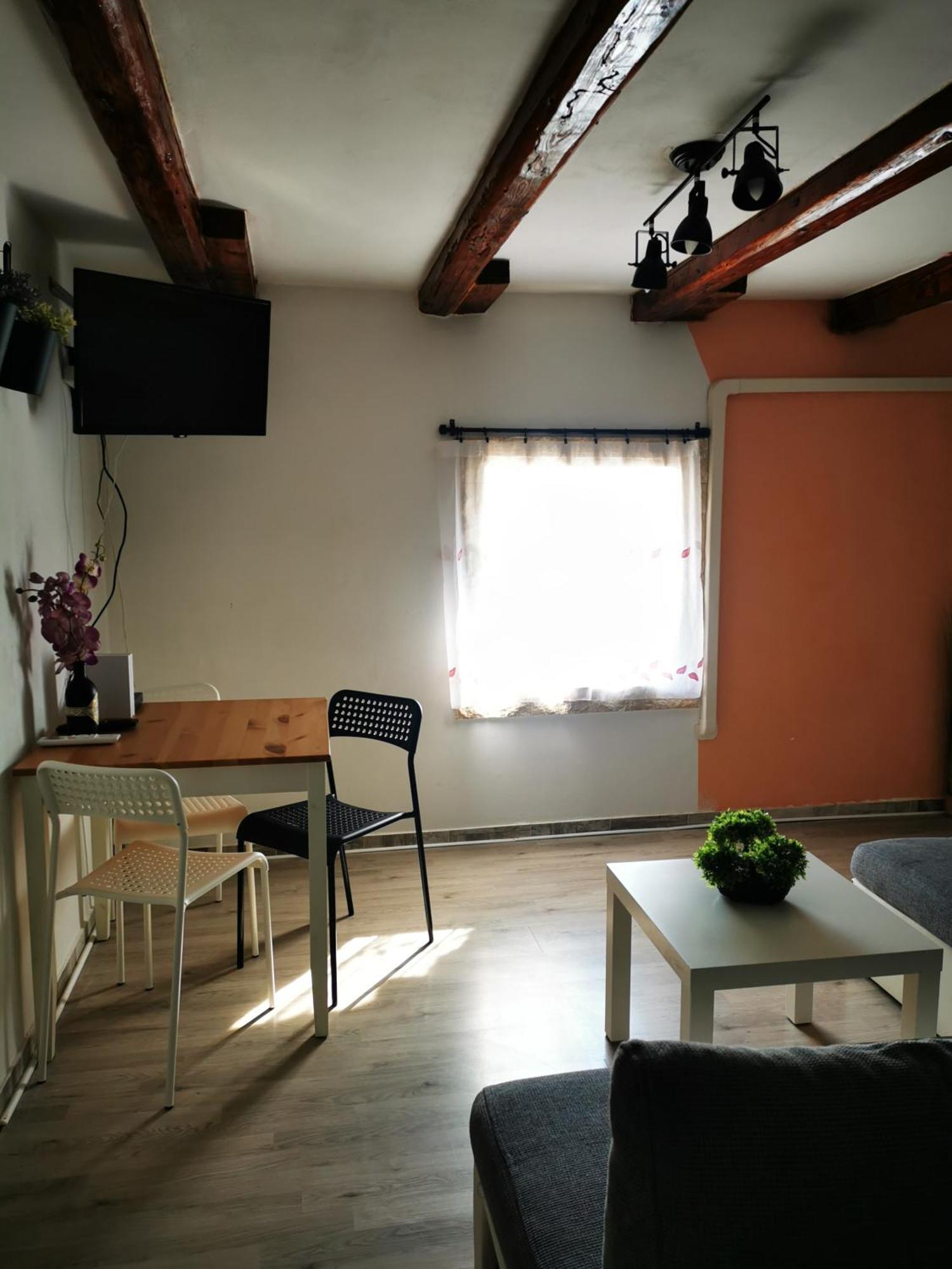 Attica Apartman *